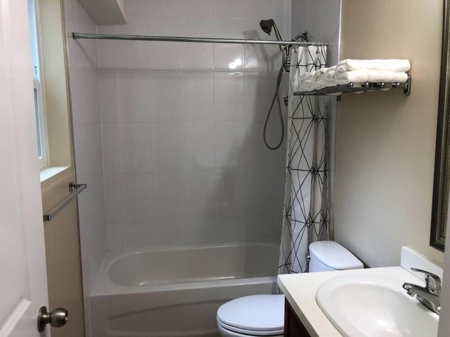 Modern Private Suite Close To Everything Vancouver Esterno foto